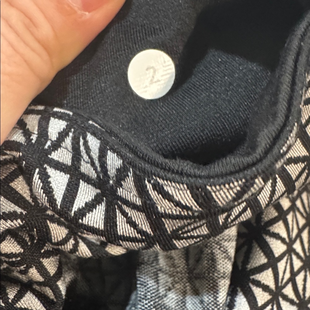 Lululemon - Picture 3 of 3